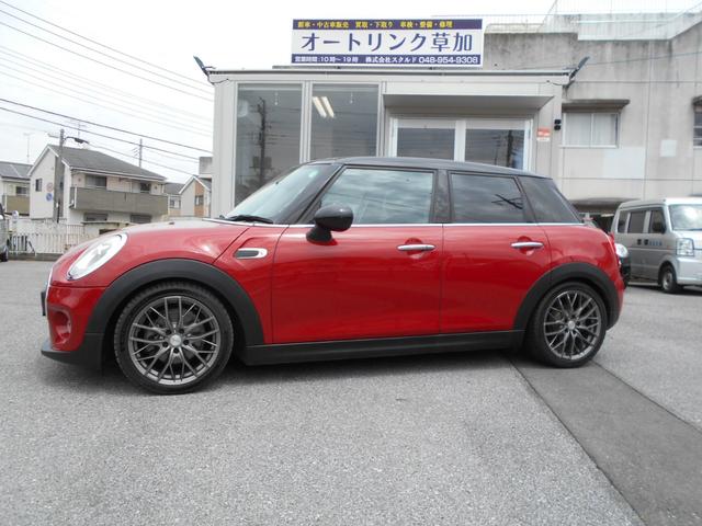 ＭＩＮＩ クーパーＤ　アルミホイール　エアコン　パワーステアリング　運転席エアバッグ　ナビ　バックカメラ　ＬＥＤヘッドライト　フォグランプ　アイドリングストップ　ＥＴＣ　コンフォートアクセス（8枚目）