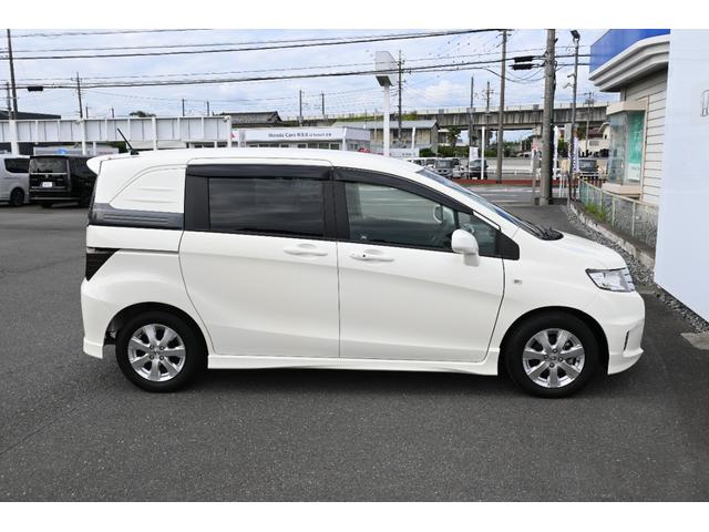 フリードスパイク Ｇエアロ　雹害現状車　純正ナビ　ワンセグ　ＦＲカメラ　ＥＴＣ　アルミホイール　ＨＩＤライト　左ＰＷスライドドア　１オーナー車　インテリキー　Ｂカメ　キーレス　ナビＴＶ　整備記録簿　助手席エアバッグ　ＡＡＣ（9枚目）