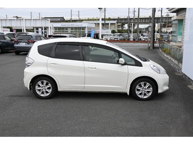 フィットハイブリッド ナビプレミアムセレクション 純正ナビ ワンセグ Rカメラ ETC シートヒーター アルミホイール HIDライト 記録簿 エアコン 運転席エアバッグ DVD再生 キーフリー パワーウィンドウ Bカメラ クルーズコントロール ABS(8枚目)