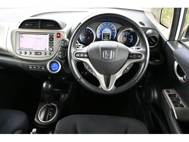 フィットハイブリッド ナビプレミアムセレクション 純正ナビ ワンセグ Rカメラ ETC シートヒーター アルミホイール HIDライト 記録簿 エアコン 運転席エアバッグ DVD再生 キーフリー パワーウィンドウ Bカメラ クルーズコントロール ABS(11枚目)