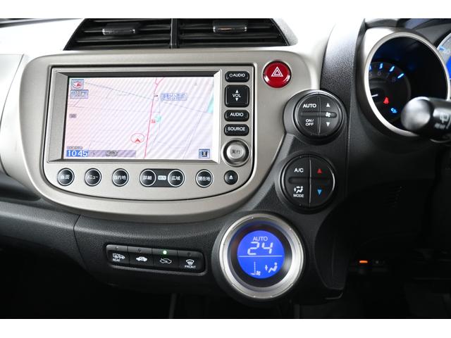 フィットハイブリッド ナビプレミアムセレクション 純正ナビ ワンセグ Rカメラ ETC シートヒーター アルミホイール HIDライト 記録簿 エアコン 運転席エアバッグ DVD再生 キーフリー パワーウィンドウ Bカメラ クルーズコントロール ABS(13枚目)