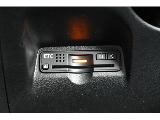 フィットハイブリッド ナビプレミアムセレクション 純正ナビ ワンセグ Rカメラ ETC シートヒーター アルミホイール HIDライト 記録簿 エアコン 運転席エアバッグ DVD再生 キーフリー パワーウィンドウ Bカメラ クルーズコントロール ABS(14枚目)