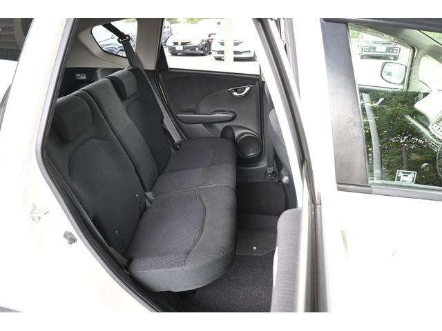 フィットハイブリッド ナビプレミアムセレクション 純正ナビ ワンセグ Rカメラ ETC シートヒーター アルミホイール HIDライト 記録簿 エアコン 運転席エアバッグ DVD再生 キーフリー パワーウィンドウ Bカメラ クルーズコントロール ABS(17枚目)