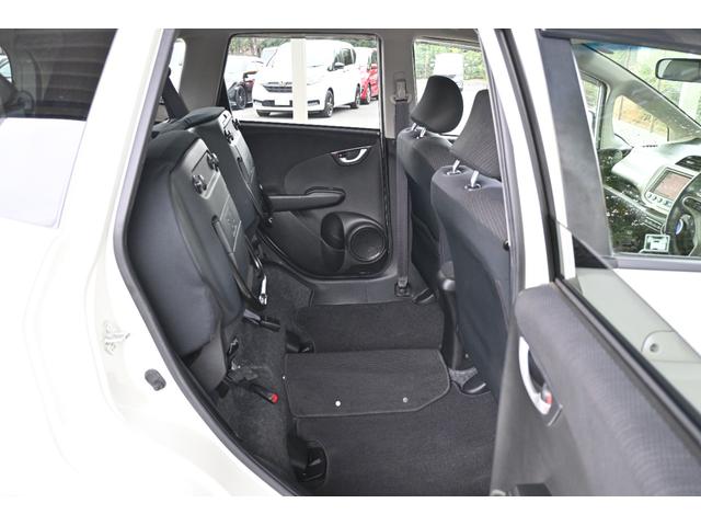 フィットハイブリッド ナビプレミアムセレクション 純正ナビ ワンセグ Rカメラ ETC シートヒーター アルミホイール HIDライト 記録簿 エアコン 運転席エアバッグ DVD再生 キーフリー パワーウィンドウ Bカメラ クルーズコントロール ABS(19枚目)