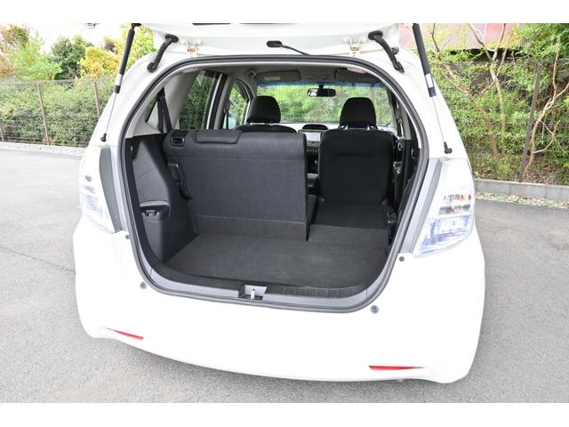 フィットハイブリッド ナビプレミアムセレクション 純正ナビ ワンセグ Rカメラ ETC シートヒーター アルミホイール HIDライト 記録簿 エアコン 運転席エアバッグ DVD再生 キーフリー パワーウィンドウ Bカメラ クルーズコントロール ABS(21枚目)