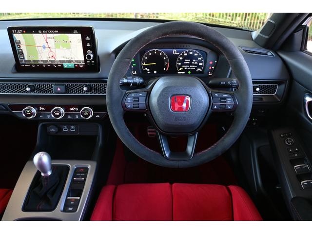 ドライバーを包み込み　運転の期待が高まるコックピット