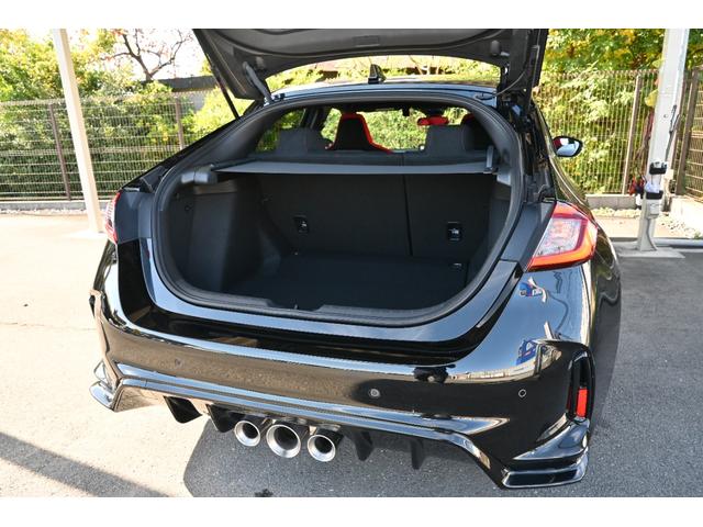 低くて積みやすい荷室　トノカバーも装備