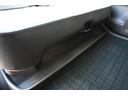 リアシートの下に　傘などおけるトレイがあります