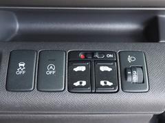 ◆両側電動スライドドア◆狭い駐車場でも乗り降りが楽々♪お子様が隣の車にドアを当ててしまう心配もございません！ 4