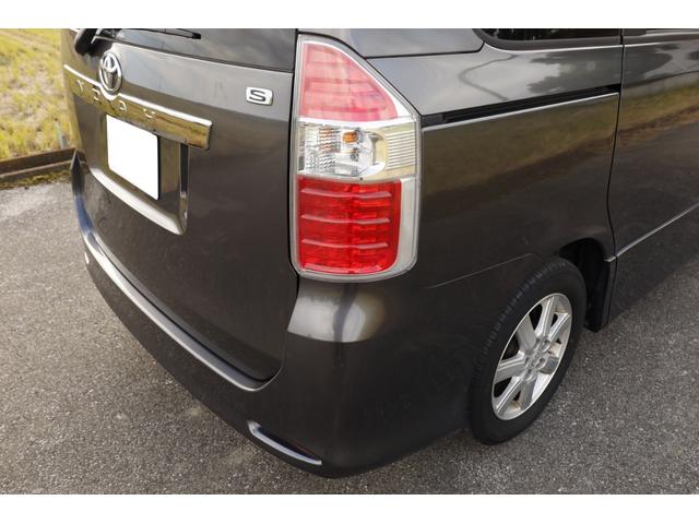 ノア Ｓ　ツインムーンルーフ　８人乗り　純正カーテン　純ナビ　地デジ　バックカメラ　キーレス　左パワースライドドア（8枚目）