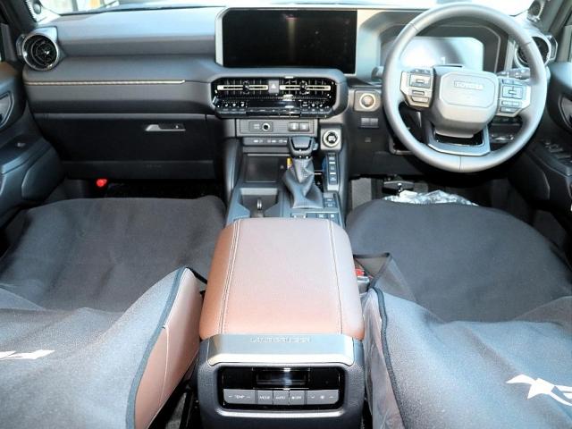 ランドクルーザー２５０ ＶＸファーストエディション　フードモールディング　ラジエーターグリル　バンパー＆グリルプロテクター　カラードアウトサイドドアハンドル　バックドアガーニッシュ　リヤバンパーガード　ドライバーモニターカメラ　ステアリングスイッチ加飾（2枚目）