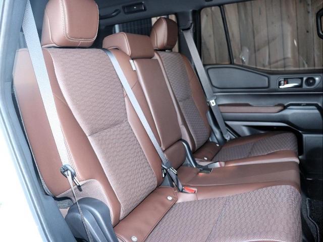 ランドクルーザー２５０ ＶＸファーストエディション　フードモールディング　ラジエーターグリル　バンパー＆グリルプロテクター　カラードアウトサイドドアハンドル　バックドアガーニッシュ　リヤバンパーガード　ドライバーモニターカメラ　ステアリングスイッチ加飾（10枚目）