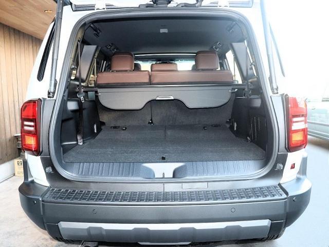 ランドクルーザー２５０ ＶＸファーストエディション　フードモールディング　ラジエーターグリル　バンパー＆グリルプロテクター　カラードアウトサイドドアハンドル　バックドアガーニッシュ　リヤバンパーガード　ドライバーモニターカメラ　ステアリングスイッチ加飾（11枚目）