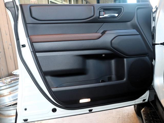 ランドクルーザー２５０ ＶＸファーストエディション　フードモールディング　ラジエーターグリル　バンパー＆グリルプロテクター　カラードアウトサイドドアハンドル　バックドアガーニッシュ　リヤバンパーガード　ドライバーモニターカメラ　ステアリングスイッチ加飾（37枚目）