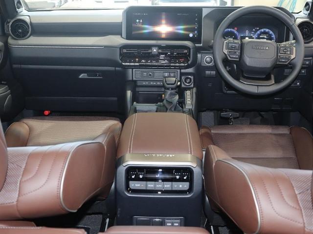 ランドクルーザー２５０ ＺＸファーストエディション　シート表皮本革　１２．３インチＴＦＴカラーメーター＋マルチインフォメーションディスプレイ　本革巻き３本スポークステアリングホイール　本革巻きシフトノブ／シフトベゼル（2枚目）