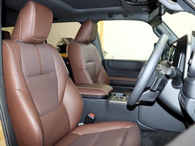 ランドクルーザー２５０ ＺＸファーストエディション　シート表皮本革　１２．３インチＴＦＴカラーメーター＋マルチインフォメーションディスプレイ　本革巻き３本スポークステアリングホイール　本革巻きシフトノブ／シフトベゼル（11枚目）