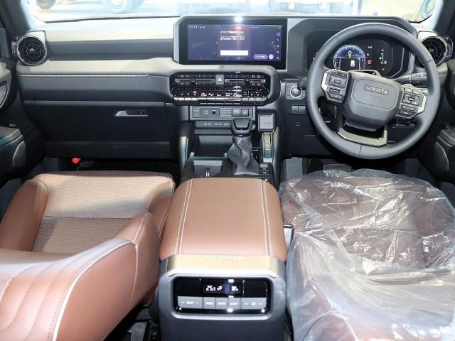 ランドクルーザー２５０ ＶＸファーストエディション　フードモールディング　ラジエーターグリル　バンパー＆グリルプロテクター　カラードアウトサイドドアハンドル　バックドアガーニッシュ　リヤスポイラー　ドライバーモニターカメラ　ステアリングスイッチ加飾（2枚目）