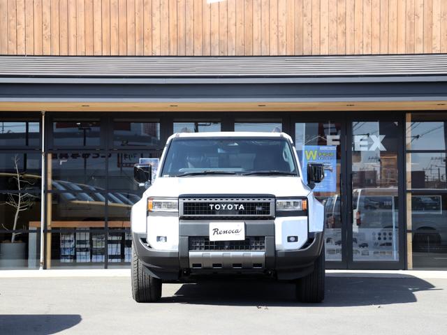 ランドクルーザー２５０ ＶＸファーストエディション　フードモールディング　ラジエーターグリル　バンパー＆グリルプロテクター　カラードアウトサイドドアハンドル　バックドアガーニッシュ　リヤスポイラー　ドライバーモニターカメラ　ステアリングスイッチ加飾（27枚目）