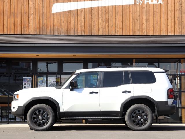 ランドクルーザー２５０ ＶＸファーストエディション　フードモールディング　ラジエーターグリル　バンパー＆グリルプロテクター　カラードアウトサイドドアハンドル　バックドアガーニッシュ　リヤスポイラー　ドライバーモニターカメラ　ステアリングスイッチ加飾（28枚目）