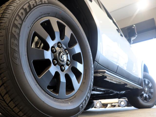 ランドクルーザー２５０ ＶＸファーストエディション　フードモールディング　ラジエーターグリル　バンパー＆グリルプロテクター　カラードアウトサイドドアハンドル　バックドアガーニッシュ　リヤスポイラー　ドライバーモニターカメラ　ステアリングスイッチ加飾（40枚目）