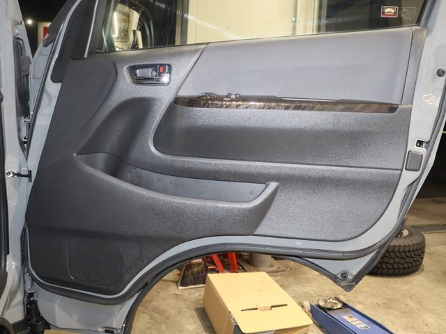 ハイエースバン スーパーGL ダークプライムII TOYOTA FJクルーザー純正色セメントグレー 走行距離:3万KM台 角目4灯ヘッドライト換装 ETC・バックカメラ搭載 デジタルインナーミラー搭載 社外グリルガード ベットキット(36枚目)