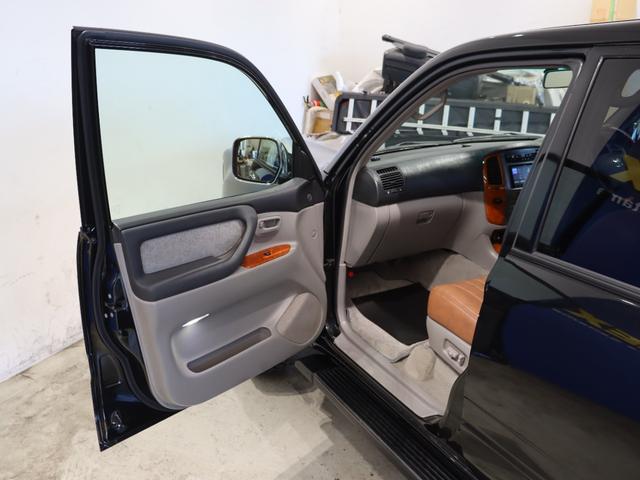 ランドクルーザー１００ ＶＸリミテッド　Ｇセレクション　レクサス純正カラーグラファイトブラックオールペイント　平成１７年最終型５速オートマ搭載　ハイトコントロール　サンルーフ　ＤＥＡＮクロスカントリーＡＷ　ヨコハマジオＭＴ　２３５／８５／１６ＭＴ（22枚目）