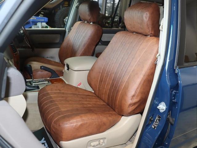 ランドクルーザー１００ ＶＸリミテッド　Ｇセレクション　再販７０純正ブルー　グレードＧセレクション　サンルーフ　丸目ヘッドライト換装　ＤＥＡＮ　カリフォルニアホイール　オープンカントリー２３５／８５／１６ＭＴ　ｃａｒｒｏｚｚｅｒｉａ７インチフルセグナビ搭載（6枚目）