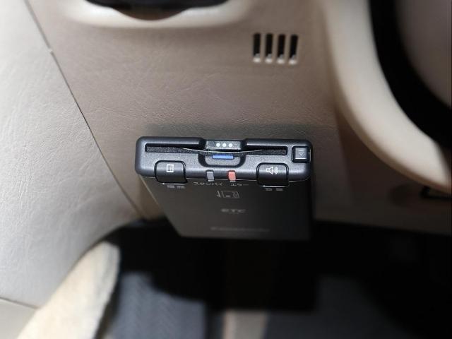 ランドクルーザー１００ ＶＸリミテッド　Ｇセレクション　再販７０純正ブルー　グレードＧセレクション　サンルーフ　丸目ヘッドライト換装　ＤＥＡＮ　カリフォルニアホイール　オープンカントリー２３５／８５／１６ＭＴ　ｃａｒｒｏｚｚｅｒｉａ７インチフルセグナビ搭載（16枚目）