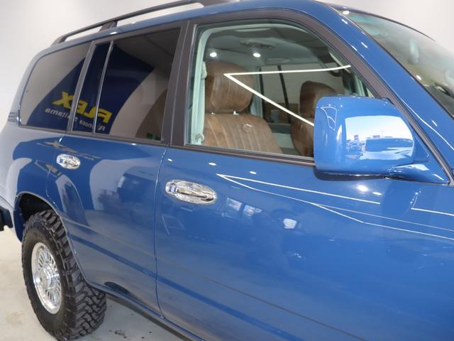 ランドクルーザー１００ ＶＸリミテッド　Ｇセレクション　再販７０純正ブルー　グレードＧセレクション　サンルーフ　丸目ヘッドライト換装　ＤＥＡＮ　カリフォルニアホイール　オープンカントリー２３５／８５／１６ＭＴ　ｃａｒｒｏｚｚｅｒｉａ７インチフルセグナビ搭載（28枚目）