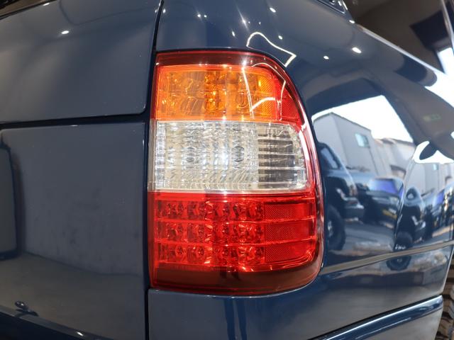 ランドクルーザー１００ ＶＸリミテッド　Ｇセレクション　再販７０純正ブルー　グレードＧセレクション　サンルーフ　丸目ヘッドライト換装　ＤＥＡＮ　カリフォルニアホイール　オープンカントリー２３５／８５／１６ＭＴ　ｃａｒｒｏｚｚｅｒｉａ７インチフルセグナビ搭載（31枚目）