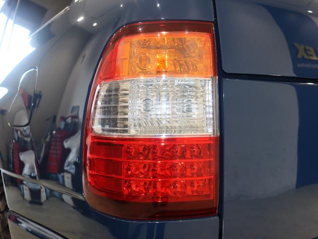 ランドクルーザー１００ ＶＸリミテッド　Ｇセレクション　再販７０純正ブルー　グレードＧセレクション　サンルーフ　丸目ヘッドライト換装　ＤＥＡＮ　カリフォルニアホイール　オープンカントリー２３５／８５／１６ＭＴ　ｃａｒｒｏｚｚｅｒｉａ７インチフルセグナビ搭載（32枚目）