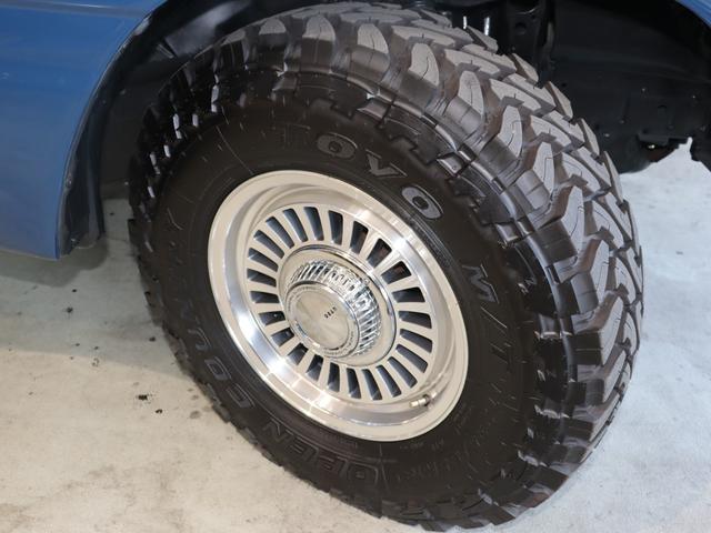 ランドクルーザー１００ ＶＸリミテッド　Ｇセレクション　再販７０純正ブルー　グレードＧセレクション　サンルーフ　丸目ヘッドライト換装　ＤＥＡＮ　カリフォルニアホイール　オープンカントリー２３５／８５／１６ＭＴ　ｃａｒｒｏｚｚｅｒｉａ７インチフルセグナビ搭載（34枚目）