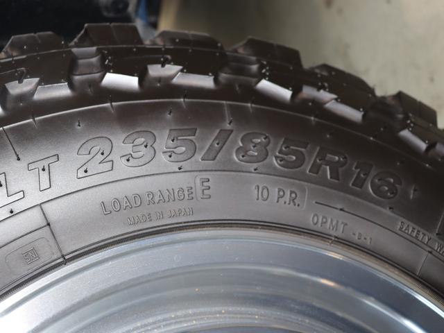 ランドクルーザー１００ ＶＸリミテッド　Ｇセレクション　再販７０純正ブルー　グレードＧセレクション　サンルーフ　丸目ヘッドライト換装　ＤＥＡＮ　カリフォルニアホイール　オープンカントリー２３５／８５／１６ＭＴ　ｃａｒｒｏｚｚｅｒｉａ７インチフルセグナビ搭載（35枚目）