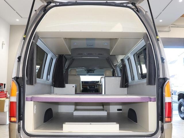 ハイエースバン ＳロングワイドＤＸ　ＧＬパッケージ　グランドキャビン純正色　ゴールドメタリック　ＦＬＥＸオリジナル　Ｐａｗホイール　ＧＯＯＤＹＥＡＲ　ＥＡＧＬＥ　タイヤ　２１５／６５／１６　冷蔵庫あり　洗面台あり　ＥＴＣ装備付き　３色ＬＥＤテールレンズ（3枚目）