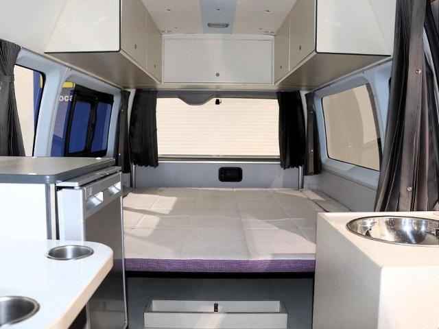 ハイエースバン ＳロングワイドＤＸ　ＧＬパッケージ　グランドキャビン純正色　ゴールドメタリック　ＦＬＥＸオリジナル　Ｐａｗホイール　ＧＯＯＤＹＥＡＲ　ＥＡＧＬＥ　タイヤ　２１５／６５／１６　冷蔵庫あり　洗面台あり　ＥＴＣ装備付き　３色ＬＥＤテールレンズ（6枚目）