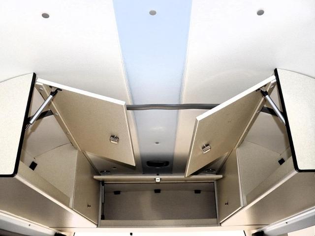 ハイエースバン ＳロングワイドＤＸ　ＧＬパッケージ　グランドキャビン純正色　ゴールドメタリック　ＦＬＥＸオリジナル　Ｐａｗホイール　ＧＯＯＤＹＥＡＲ　ＥＡＧＬＥ　タイヤ　２１５／６５／１６　冷蔵庫あり　洗面台あり　ＥＴＣ装備付き　３色ＬＥＤテールレンズ（7枚目）