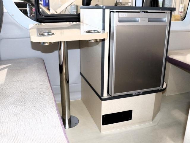 ハイエースバン ＳロングワイドＤＸ　ＧＬパッケージ　グランドキャビン純正色　ゴールドメタリック　ＦＬＥＸオリジナル　Ｐａｗホイール　ＧＯＯＤＹＥＡＲ　ＥＡＧＬＥ　タイヤ　２１５／６５／１６　冷蔵庫あり　洗面台あり　ＥＴＣ装備付き　３色ＬＥＤテールレンズ（9枚目）