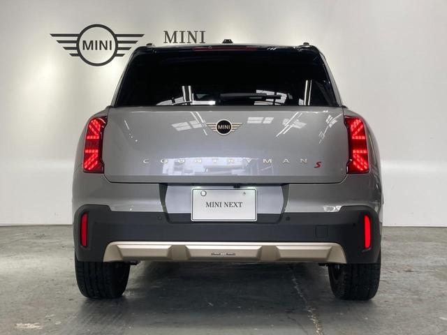 ＭＩＮＩ カントリーマンＳオール４　フェイバリット・トリム　元試乗車　パノラマサンルーフ　Ｍパッケージ　Ｆａｖｏｕｒｅｄトリム　電動シート　プライバシーガラス　ｈａｒｍａｎｋａｒｄｏｎスピーカー　インテリアカメラ　べスキンブラウン革　ＪＣＷスポーツシート（8枚目）