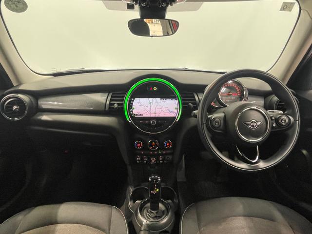 ＭＩＮＩ クーパーＤ　純正ＮＡＶＩ　リヤビューカメラ　障害物センサー　ＬＥＤヘッドライト　ホワイトルーフ　ユニオンジャックテールレンズ　オートエアコン　衝突被害軽減ブレーキ（2枚目）