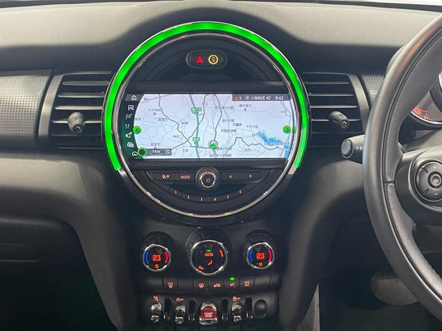 ＭＩＮＩ クーパーＤ　純正ＮＡＶＩ　リヤビューカメラ　障害物センサー　ＬＥＤヘッドライト　ホワイトルーフ　ユニオンジャックテールレンズ　オートエアコン　衝突被害軽減ブレーキ（25枚目）