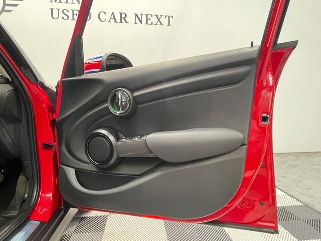 ＭＩＮＩ クーパーＤ　純正ＮＡＶＩ　リヤビューカメラ　障害物センサー　ＬＥＤヘッドライト　ホワイトルーフ　ユニオンジャックテールレンズ　オートエアコン　衝突被害軽減ブレーキ（35枚目）