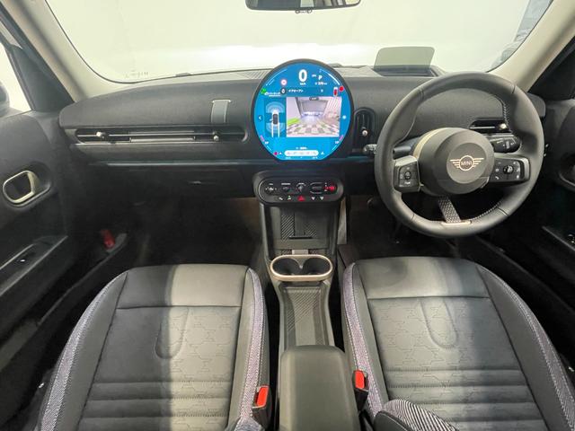 ＭＩＮＩ クーパーＣ　クラシック・トリム　ＣＬＡＳＳＩＣトリム　フロントシートヒーター　ドライビングアシストプラス　ステアリング＆レーンコントロール　衝突被害軽減ブレーキ　リバースアシスト　パーキングアシスト　ヘッドアップディスプレイ（2枚目）