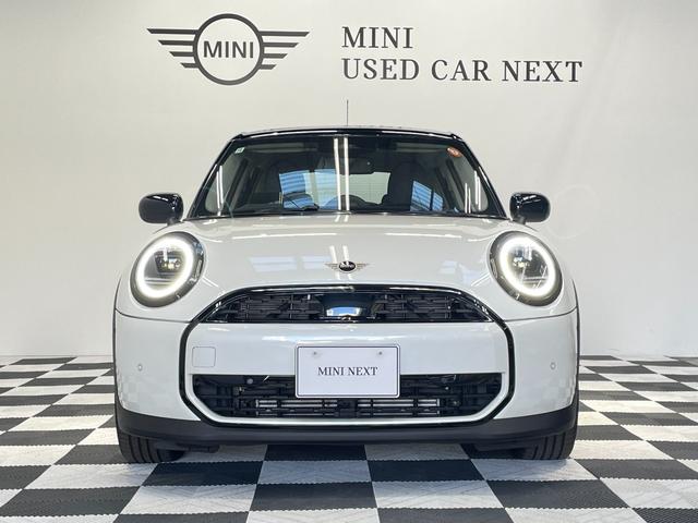 ＭＩＮＩ クーパーＣ　クラシック・トリム　ＣＬＡＳＳＩＣトリム　フロントシートヒーター　ドライビングアシストプラス　ステアリング＆レーンコントロール　衝突被害軽減ブレーキ　リバースアシスト　パーキングアシスト　ヘッドアップディスプレイ（3枚目）