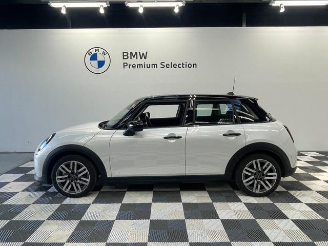 ＭＩＮＩ クーパーＣ　クラシック・トリム　ＣＬＡＳＳＩＣトリム　フロントシートヒーター　ドライビングアシストプラス　ステアリング＆レーンコントロール　衝突被害軽減ブレーキ　リバースアシスト　パーキングアシスト　ヘッドアップディスプレイ（6枚目）