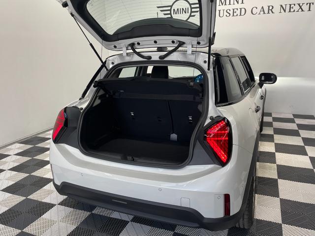 ＭＩＮＩ クーパーＣ　クラシック・トリム　ＣＬＡＳＳＩＣトリム　フロントシートヒーター　ドライビングアシストプラス　ステアリング＆レーンコントロール　衝突被害軽減ブレーキ　リバースアシスト　パーキングアシスト　ヘッドアップディスプレイ（9枚目）