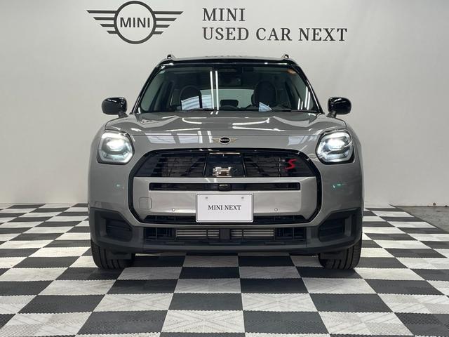 ＭＩＮＩ カントリーマンＳオール４　クラシック・トリム　ＣＬＡＳＳＩＣトリム　ドライビングアシストプロフェッショナル　ステアリングヒーター　衝突被害軽減ブレーキ　全方位カメラ　障害物センサー　アダプティブＬＥＤヘッドライト　ＳＯＳコール　シートヒーター（4枚目）