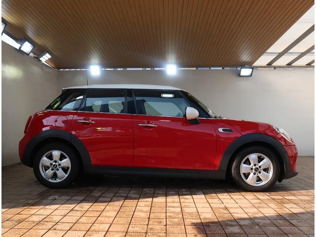 ＭＩＮＩ クーパー　純正ナビ　バックカメラ　パーキングセンサー　ワンオーナー　ディーラー整備車　Ｂｌｕｅｔｏｏｔｈ　アイドリングストップ　ＥＴＣ　ＬＥＤヘッド　革巻きステア　電動格納ミラー　横滑り防止装置　フロントフォグ（7枚目）