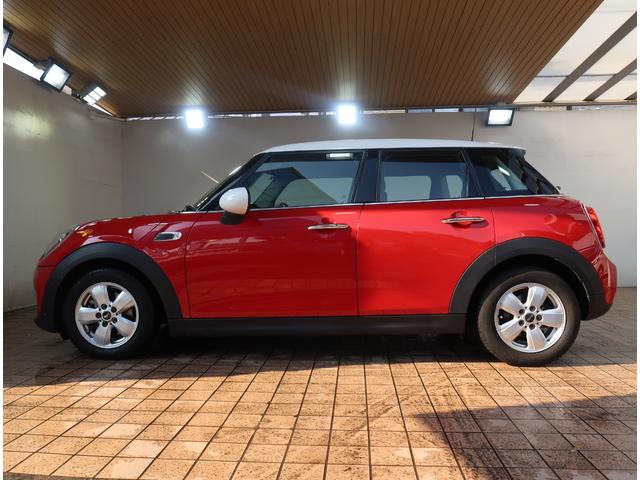 ＭＩＮＩ クーパー　純正ナビ　バックカメラ　パーキングセンサー　ワンオーナー　ディーラー整備車　Ｂｌｕｅｔｏｏｔｈ　アイドリングストップ　ＥＴＣ　ＬＥＤヘッド　革巻きステア　電動格納ミラー　横滑り防止装置　フロントフォグ（8枚目）