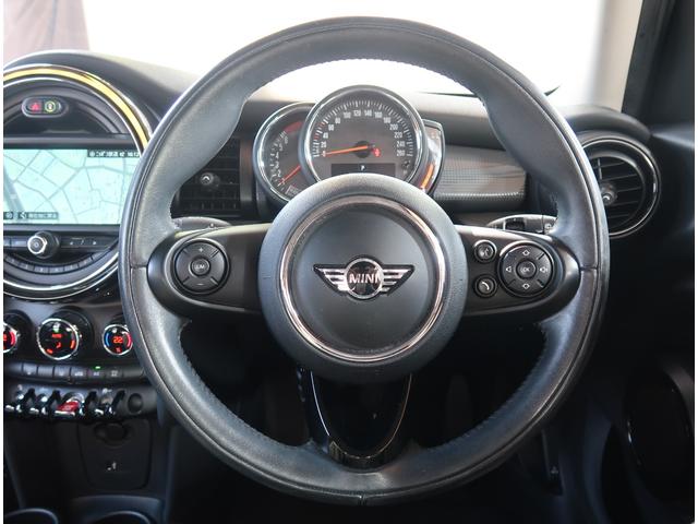 ＭＩＮＩ クーパー　純正ナビ　バックカメラ　パーキングセンサー　ワンオーナー　ディーラー整備車　Ｂｌｕｅｔｏｏｔｈ　アイドリングストップ　ＥＴＣ　ＬＥＤヘッド　革巻きステア　電動格納ミラー　横滑り防止装置　フロントフォグ（12枚目）