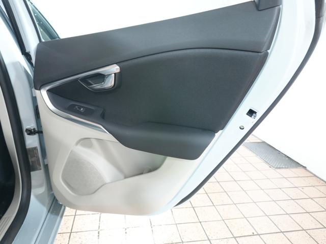 V40 T4 SE 1オーナー 純正ナビフルセグ 純正17AW 追従クルコン シティセーフティー ETC プッシュスタート 社外レーダー 社外ドラレコ ステアスイッチ 純正マッド アイドリングストップ 保証書 取説記録簿(54枚目)